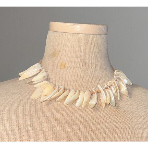 -NECKLACE Vintage 17.5" shell Choker, Screw Barrel Clasp - Picture 2 of 7